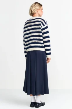 Gestreifter Lochstrickpullover