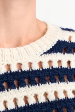 Gestreifter Lochstrickpullover