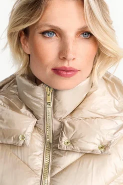 Glänzender Steppmantel