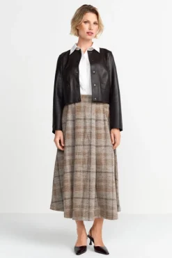 Kurze Lederjacke Mit Druckknöpfen