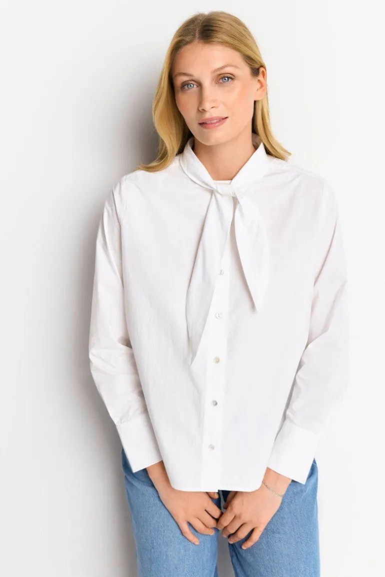 Weiße Bluse Mit Bindekragen